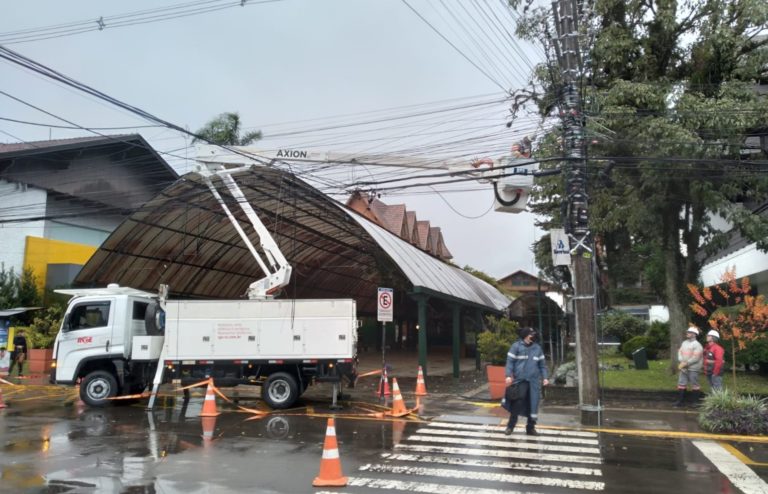 Concluída a remoção dos fios de telefonia e dados na Rua Coberta