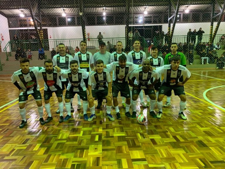 Bola 8 na liderança isolada da Primeira Divisão