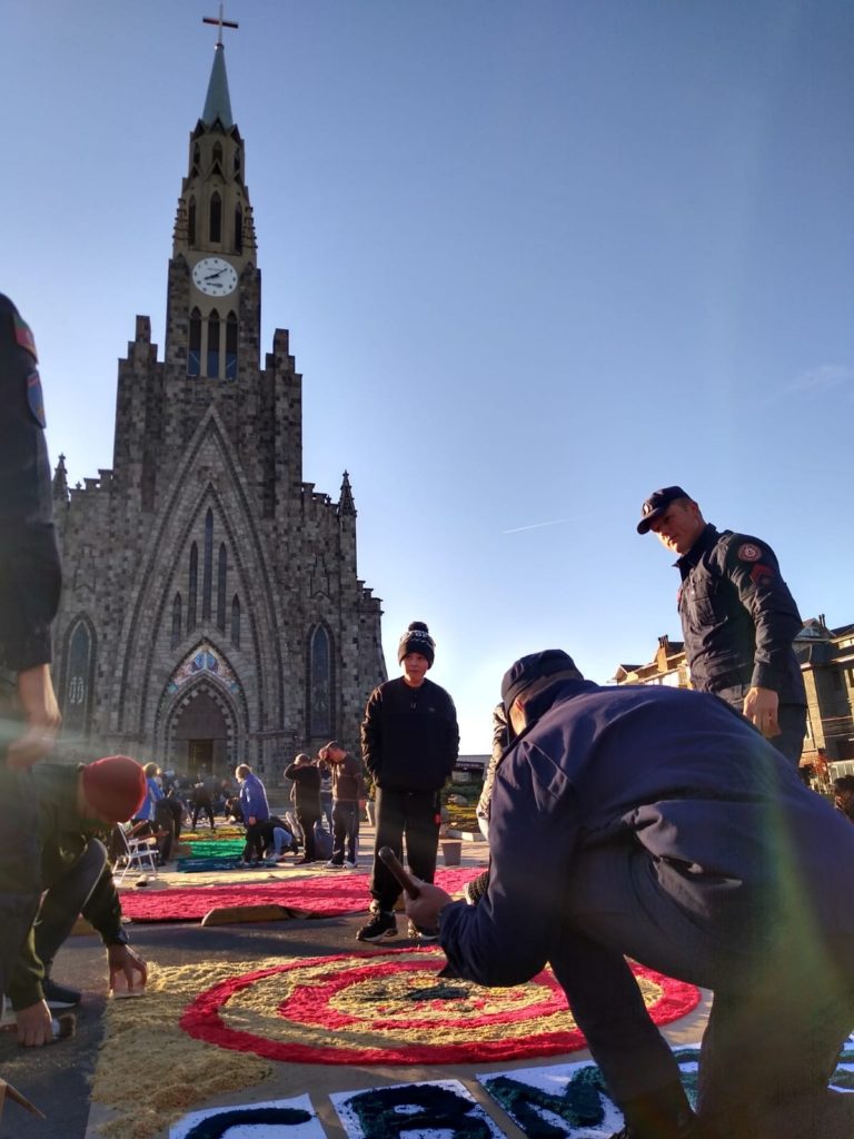 Celebração colorida e com fé