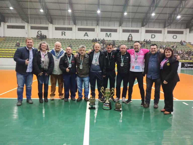 Toneladas de alimentos e uma goleada de roupas