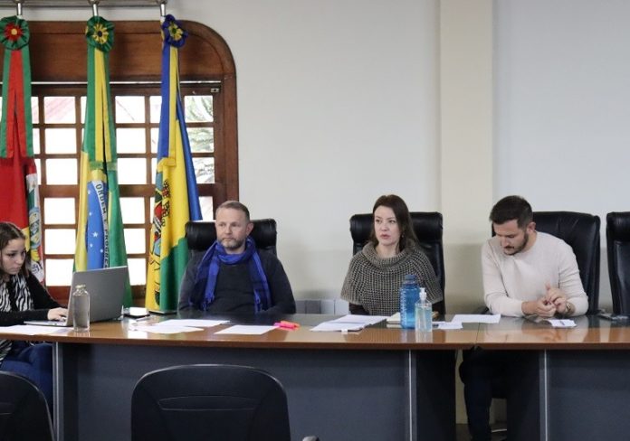 o Conselho Municipal de Publicidade e Propaganda de Gramado (COMPRUG) esteve reunido no auditório da Prefeitura para eleger a mesa e Marco Tondolo foi eleito presidente do COMPRUG.