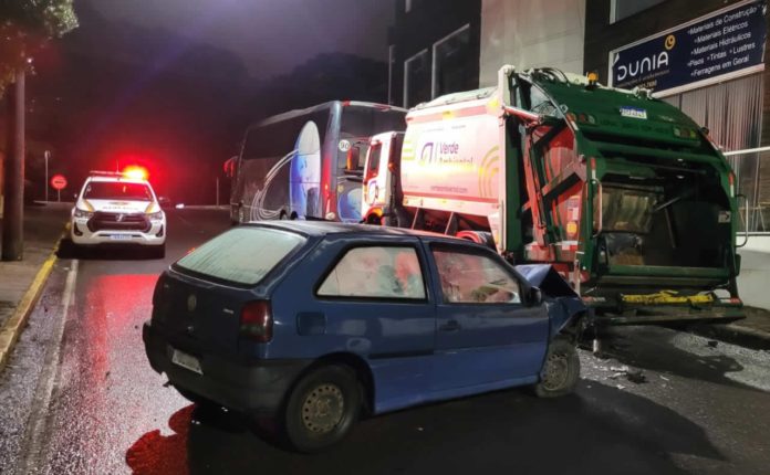 o Corpo de Bombeiros socorria o condutor do veículo Gol, placa de Gramado, que havia colidido na traseira de um caminhão estacionado na via pública.