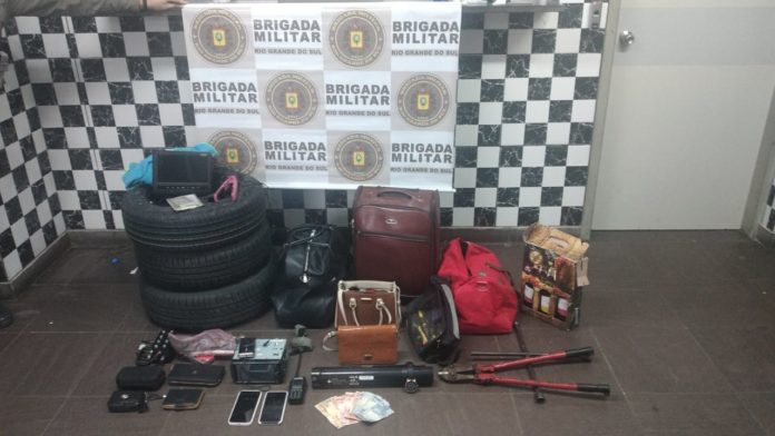 A Brigada Militar (BM) prendeu em flagrante no município de Canoas, um homem e uma mulher que realizaram diversos furtos em veículos em vários pontos turísticos de Gramado.
