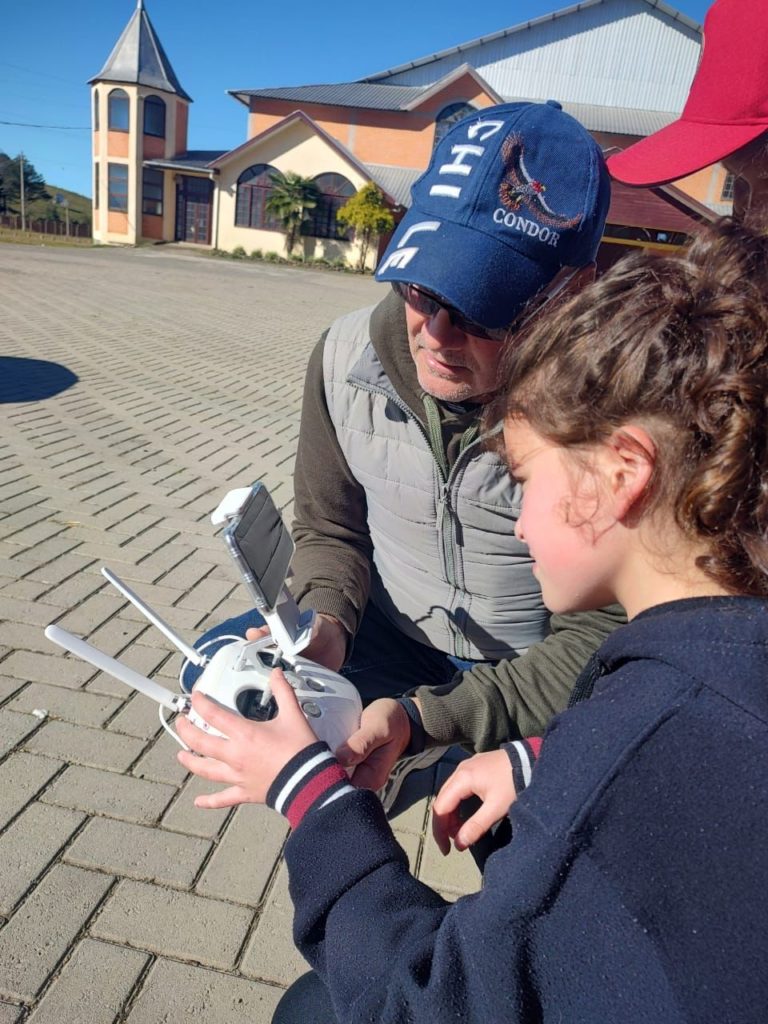 Turmas do 4° ano da Escola Severino Travi pilotam drones em atividade de campo