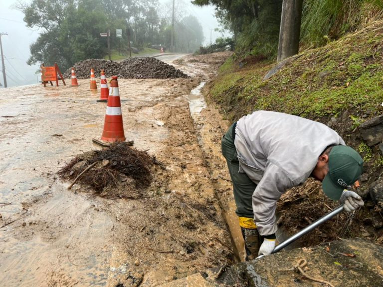 Deslizamento de terras bloqueia rua Emilio Leobet