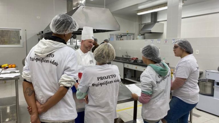 Jovens em medidas socioeducativas participam de oficina de gastronomia na UCS