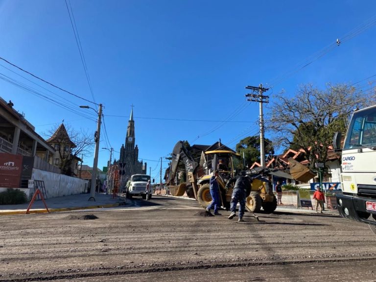 Ruas Felisberto Soares e Dona Carlinda fechadas para obras de repavimentação
