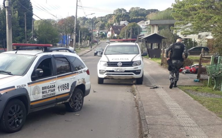 Perseguição de cinema pelas ruas da cidade com criminoso preso