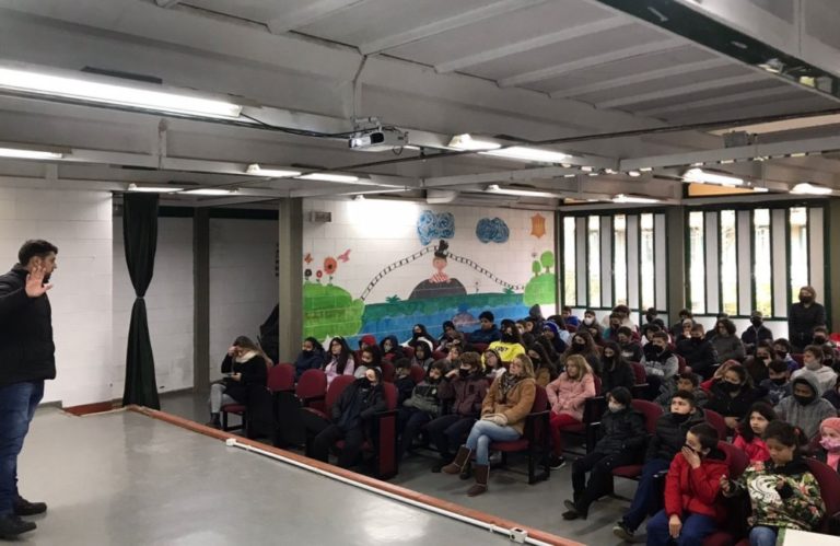 Estudantes estão recebendo orientação no combate à dengue