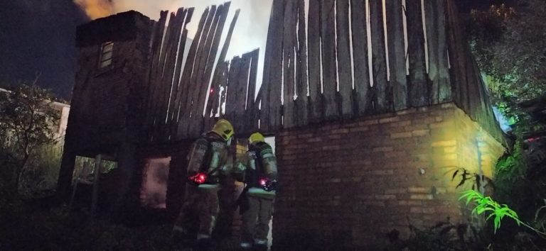 Casa e veículo são destruídos pelo fogo