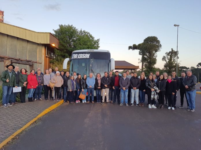 Fotos: Durante o dia todo, agricultores gramadenses percorreram agroindústrias da região.