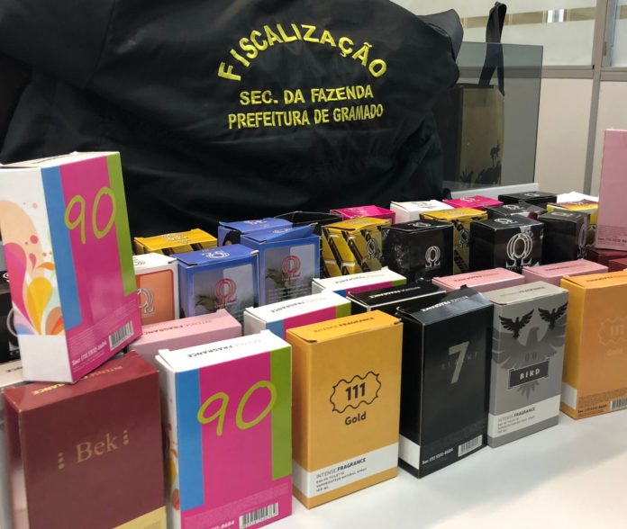 Nesta semana a equipe de fiscalização da Secretaria da Fazenda realizou uma apreensão de perfumes sem procedência comprovada que eram comercializados por vendedores ambulantes no Centro de Gramado.