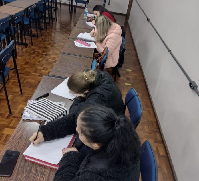 Mulheres se preparam para a prova do Encceja.