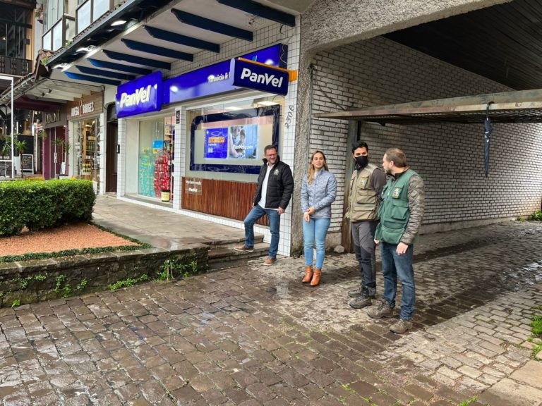 Prefeitura trabalha para sanar vazamento de esgoto