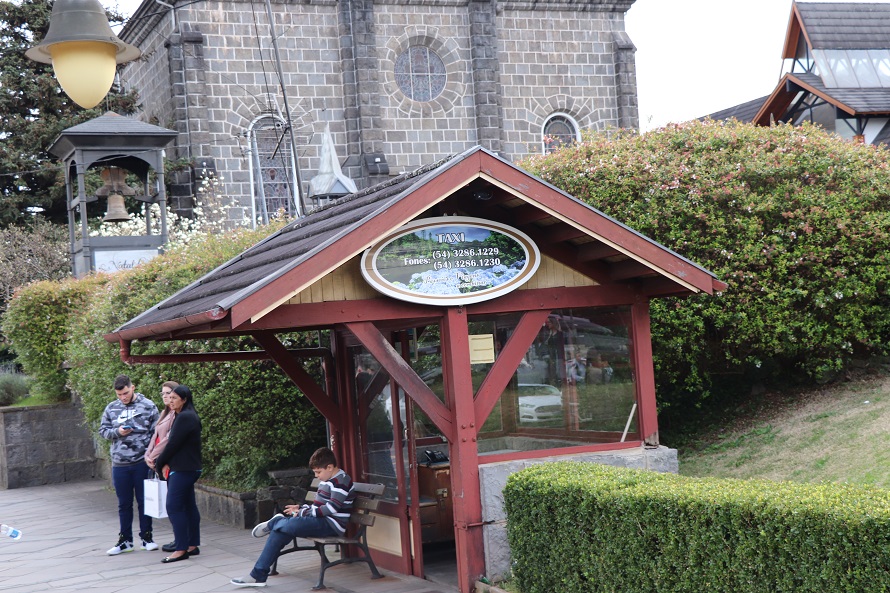 Um dos principais pontos de Táxi é ao lado da Igreja São Pedro, no Centro de Gramado - próximo a Rua Coberta e Palácio dos Festivais.