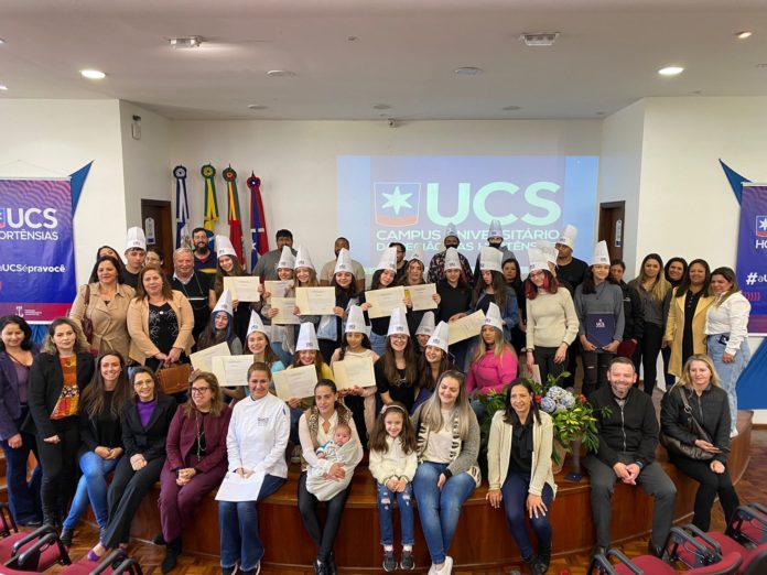 Formandos das oficinas com professores e autoridades no auditório da UCS Região das Hortênsias.