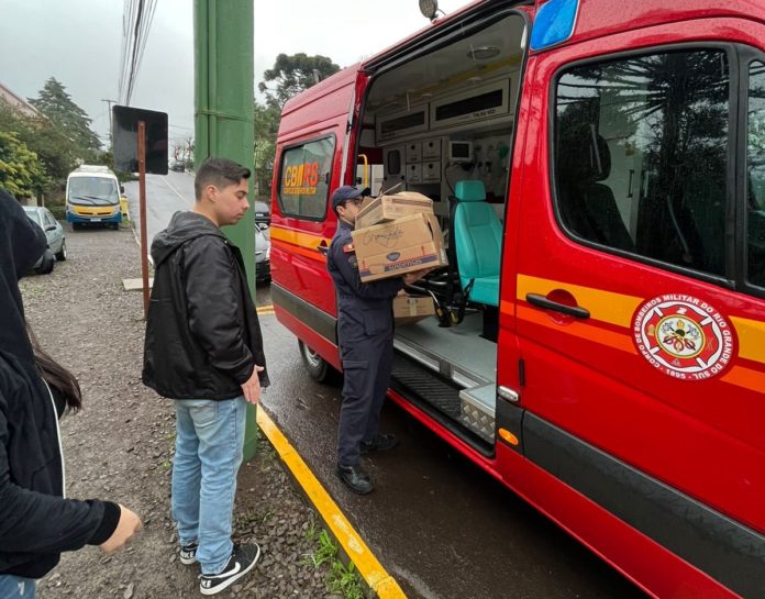 O Corpo de Bombeiros Militar (CBMRS) realizou a entrega de roupas e calçados angariados através de doações.