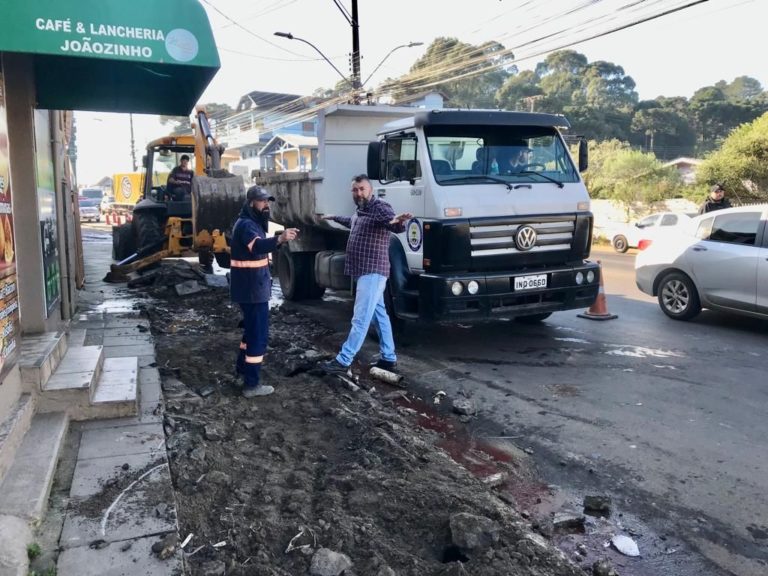 Secretaria de Obras trabalha na substituição de rede na Av. João Pessoa