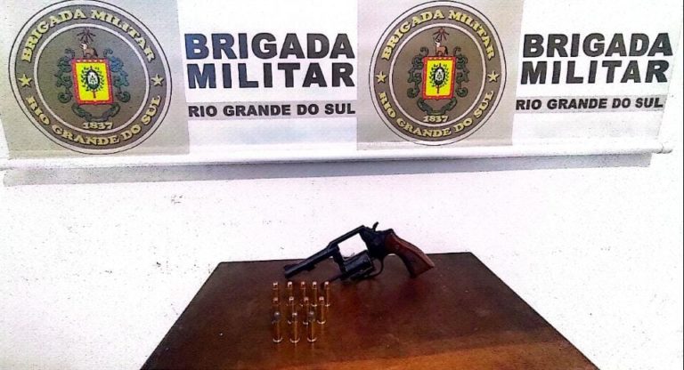 PRE flagra motorista com revólver em frente ao posto policial