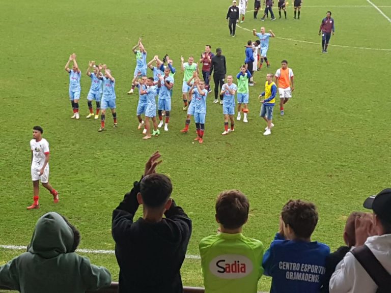 Gramadense celebra vitória na frente do torcedor