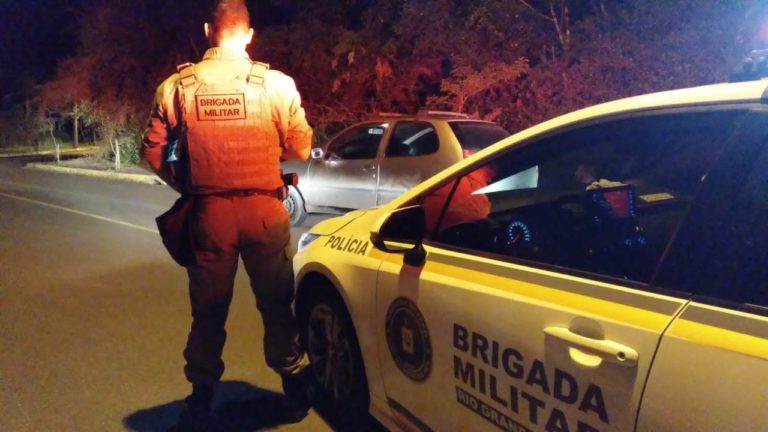 Policiais ouvem gritos de socorro e prende homem por roubo a pedestre