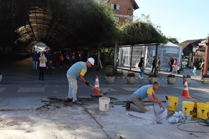 Equipe terceirizada faz a troca das pedras da elevação de calçada na Borges de Medeiros, entre a Rua Coberta e o Palácio dos Festivais de Gramado