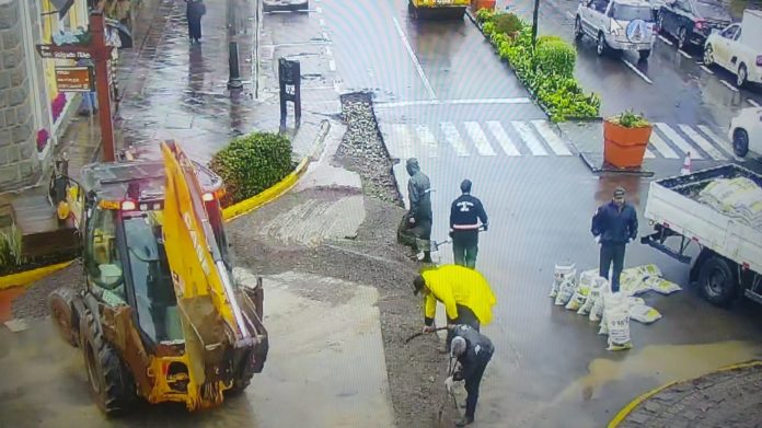 Servidores da prefeitura trabalham no local, na Borges, para liberar a rua.