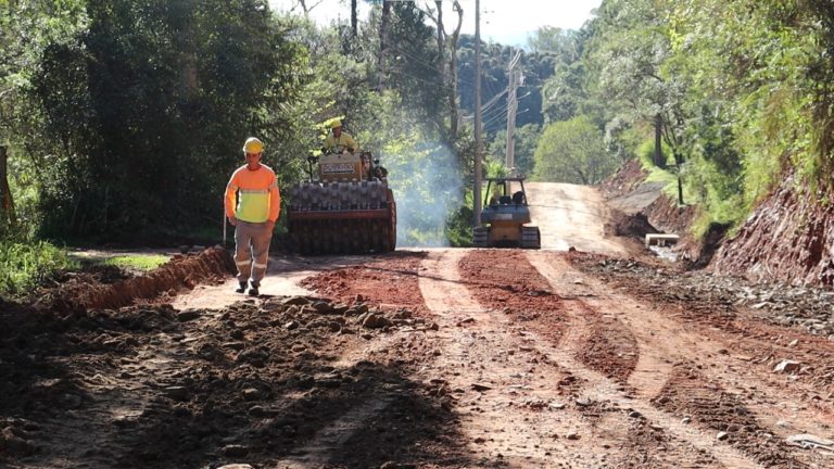 Asfaltamento na Linha Furna deve ser finalizado até o final do ano