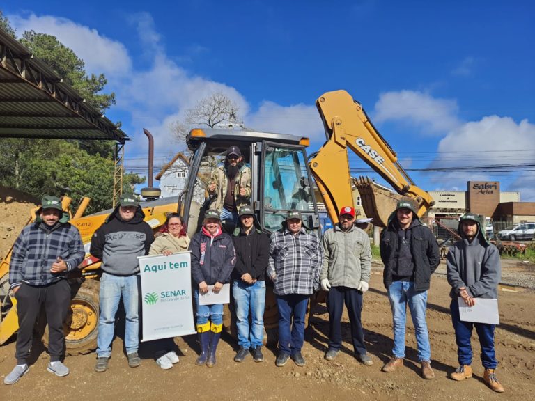 Capacitação: Agricultores gramadenses recebem cursos de retroescavadeira, fruticultura e turismo rural