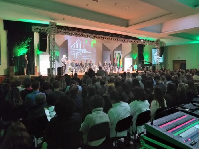 “A criatividade conectada ao turismo”, inicia o III Fórum Gramado de Estudos Turísticos. O evento acontece dias 17 e 18 de agosto no Centro de Eventos do Expogramado, palco de alguns dos mais importantes eventos da cidade como o Natal Luz de Gramado e será realizado paralelamente ao histórico 50° Festival de Cinema de Gramado.
