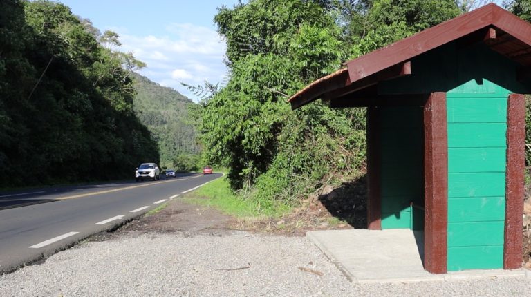 Quatro novas paradas de ônibus são entregues para a comunidade da Várzea Grande
