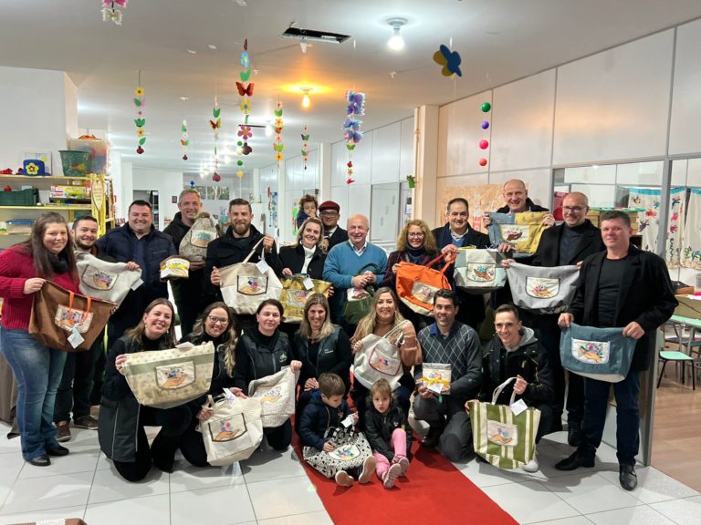 Projeto “Eu cuido”: Paulina Benetti entrega sacolas