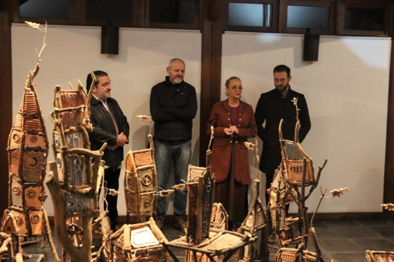 Exposição Vila dos Olhos Fechados desperta memórias afetivas dos visitantes