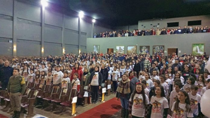 Nesta terça-feira (9), a comunidade canelense lotou o Teatro Municipal para a formatura de 260 alunos do Proerd.