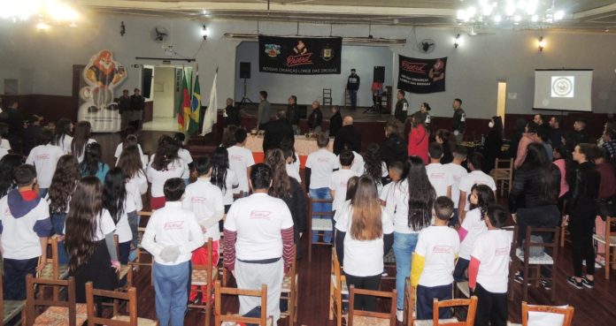 Após quase dez anos, a Brigada Militar retornou o Programa Educacional de Resistência às Drogas e à Violência – PROERD, no município de São Francisco de Paula. Na noite de quinta-feira (11/08) ocorreu a formatura dos 70 alunos, três turmas dos 5º anos de três escolas. A cerimônia ocorreu no Clube Cruzeiro.