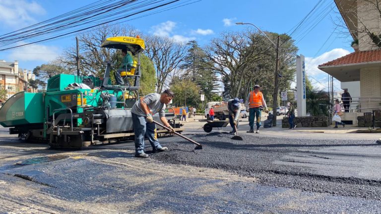Av. Júlio de Castilhos já recebe nova camada asfáltica