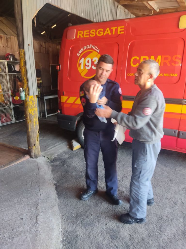 Bombeiros salvam bebê de oito dias