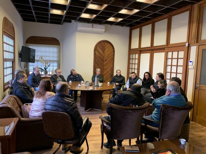 o executivo se reuniu com entidades como a CDL, Sindilojas, Sindtur, Visão, Sindicato dos Trabalhadores do Comércio Hoteleiro e Sindicato dos Trabalhadores Rurais, para discutir o Projeto de Lei do Legislativo (PLL) 023/2022 que proíbe a distribuição gratuita de sacolas plásticas, inclusive, biodegradáveis, no município.