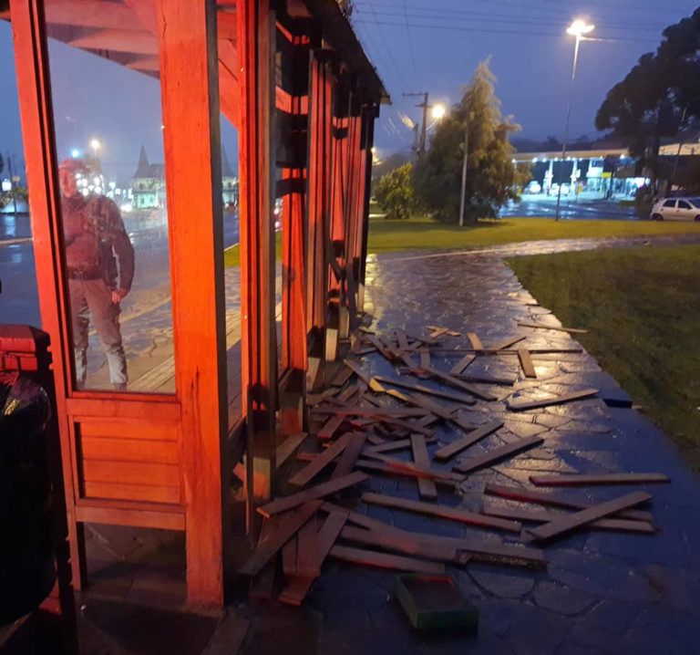 “Alucinado” depreda parada de ônibus