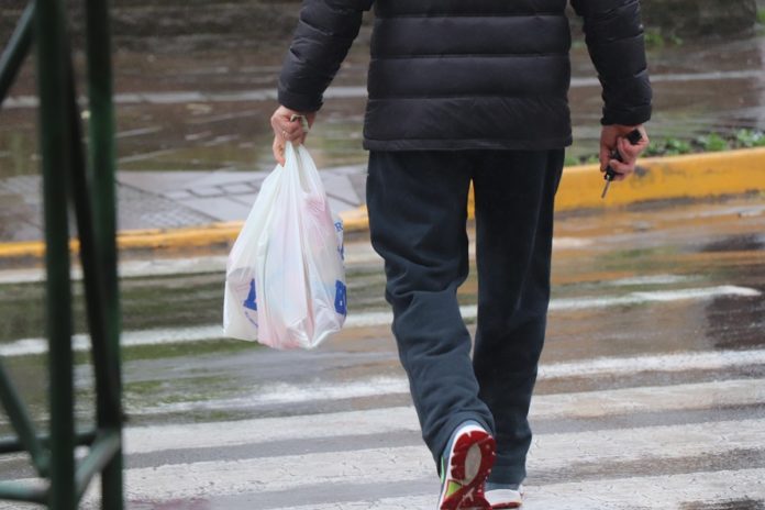 Sacolas plásticas podem sumir do comércio gramadense.