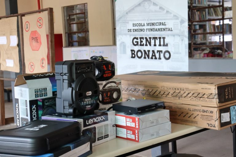 Escolas municipais recebem novos materiais tecnológicos 