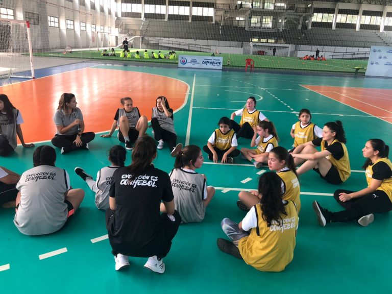 Estudantes jogam futsal com jogadoras das seleções do Sul-Americano