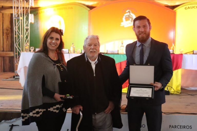 Patrão de honra do CTG Manotaço recebe Medalha Mérito Farroupilha
