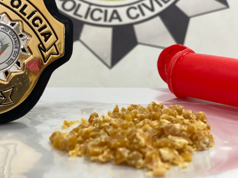 Mulher é presa com 120 pedras de crack