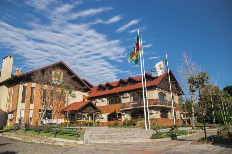 Prefeito exonera dois secretários para garantir aprovação de projeto que cria Secretaria e novos cargos