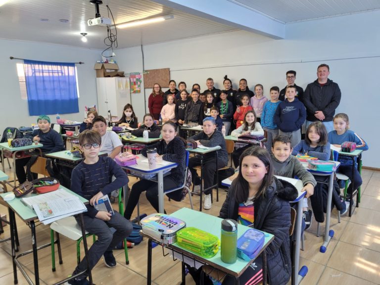 Atletas e técnico do Brasil participam de encontro na Escola Presidente Vargas