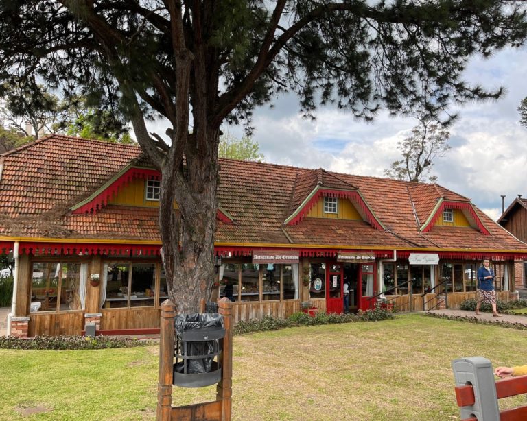 Praça das Etnias recebe melhorias