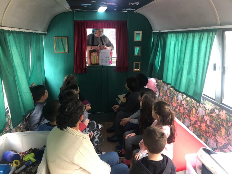 Contação de histórias no Bus Aquarela ensina crianças sobre diversidade e inclusão