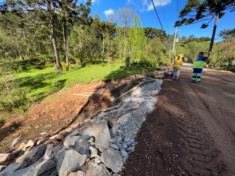Trecho de asfalto na Linha Furna tem previsão de conclusão para final deste ano