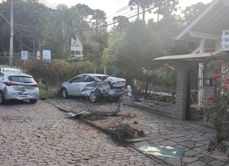 Caminhão caçamba bate em dois carros e motorista tenta jogar veículo na viatura policial